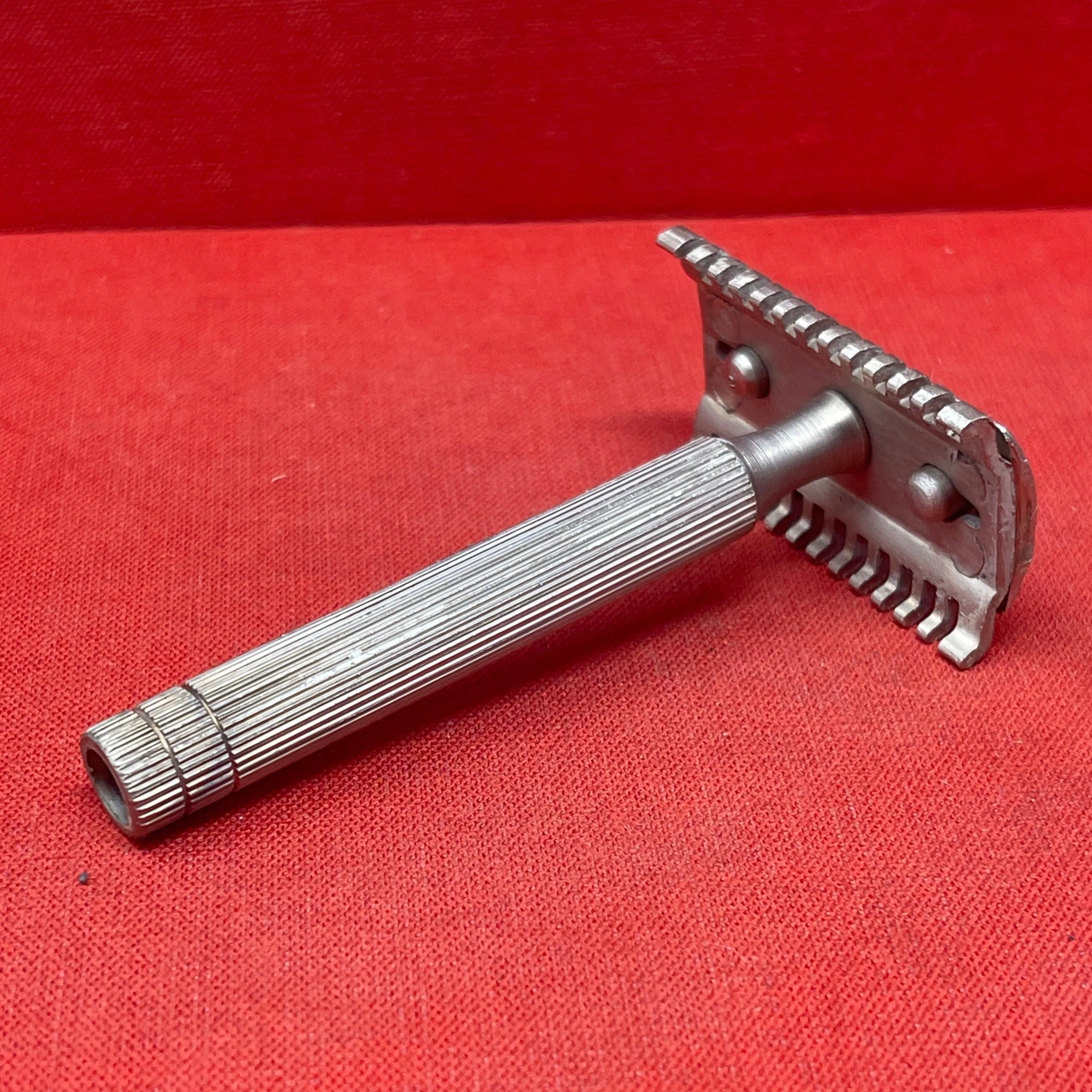 WW2 British 1945 Dated Military Razor